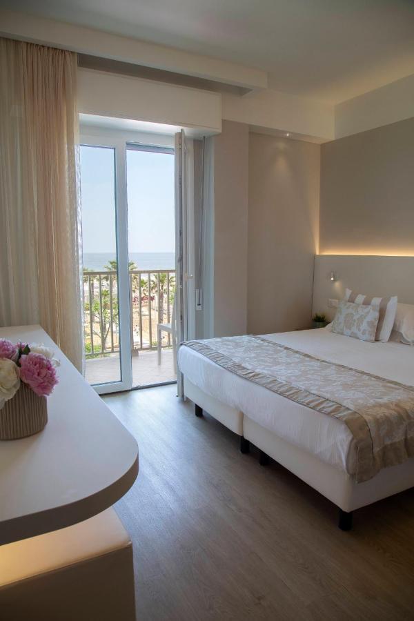 Hotel Mon Cheri Riccione Exterior foto